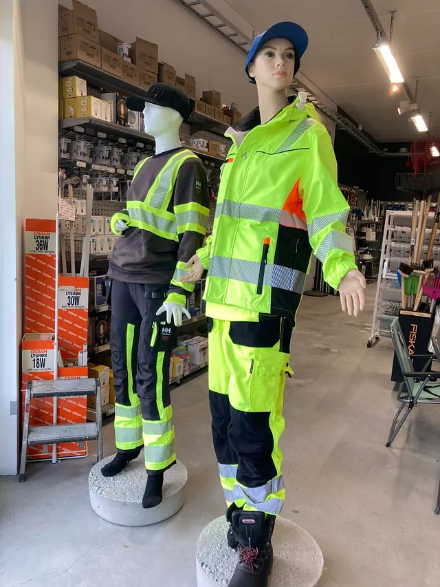 Arbeidsklær med refleks på utstillingsdukker